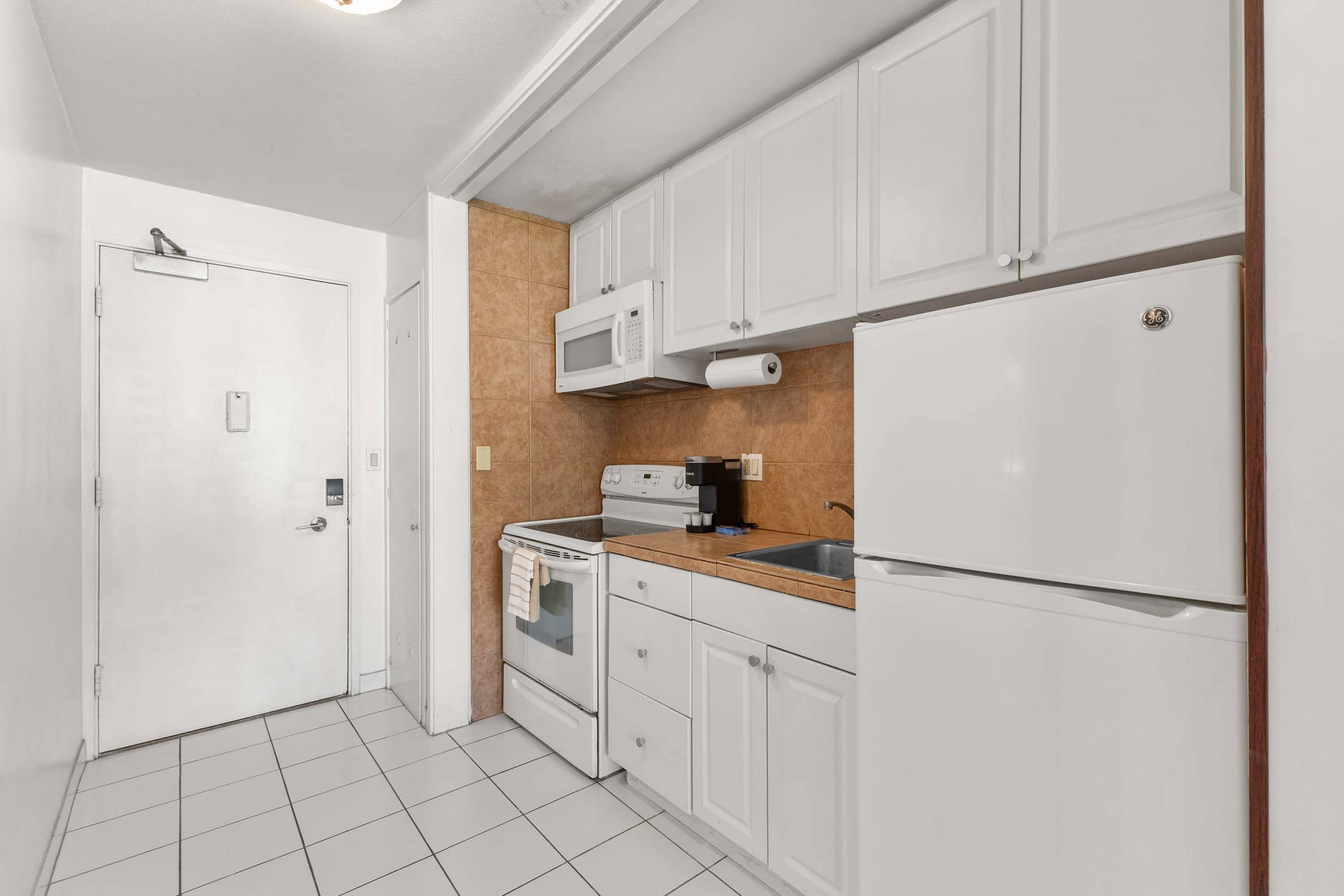 *TOP FLOOR* Waikīkī Studio steps from the ocean - Image 9