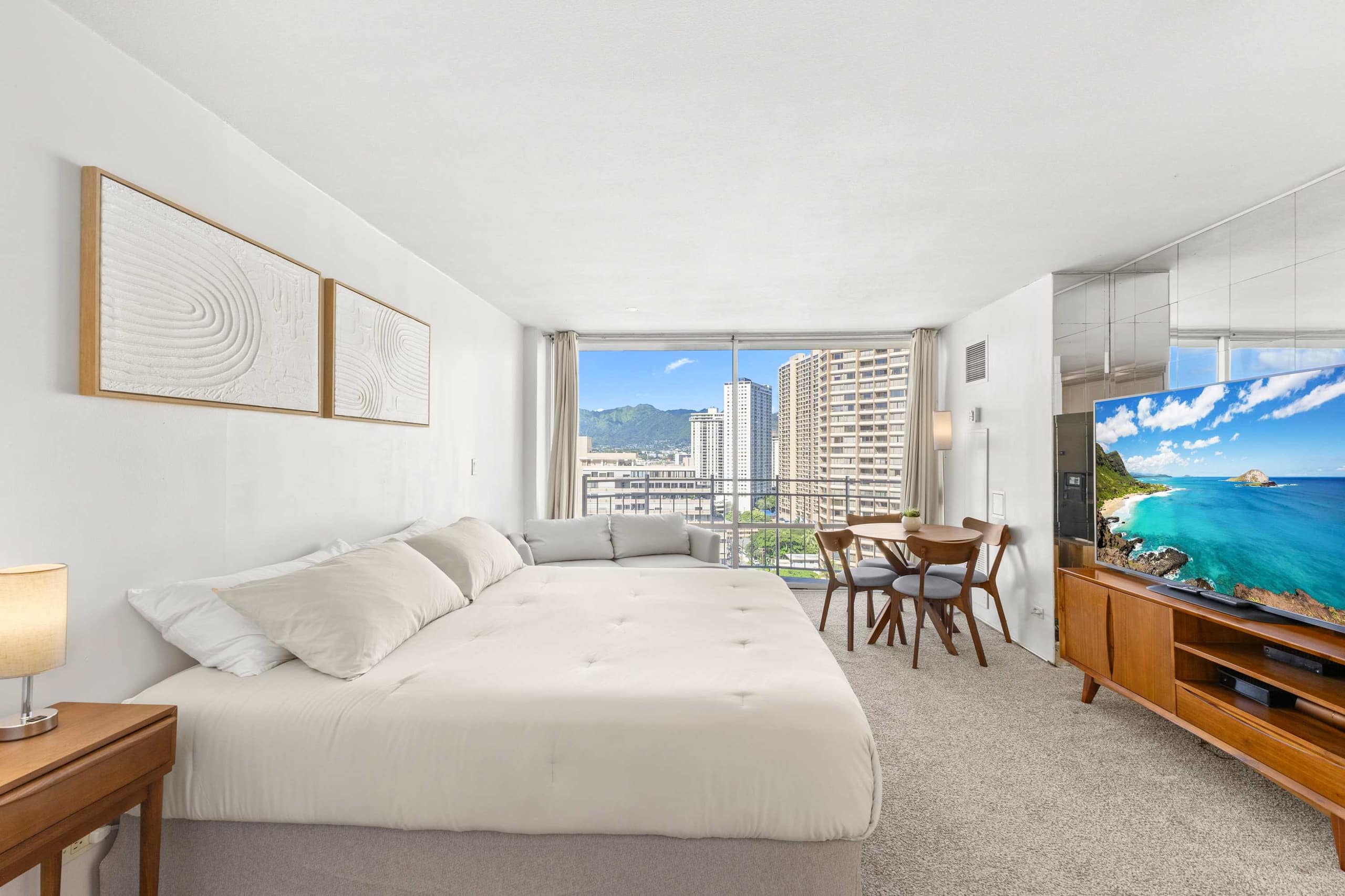 *TOP FLOOR* Waikīkī Studio steps from the ocean - Image 1