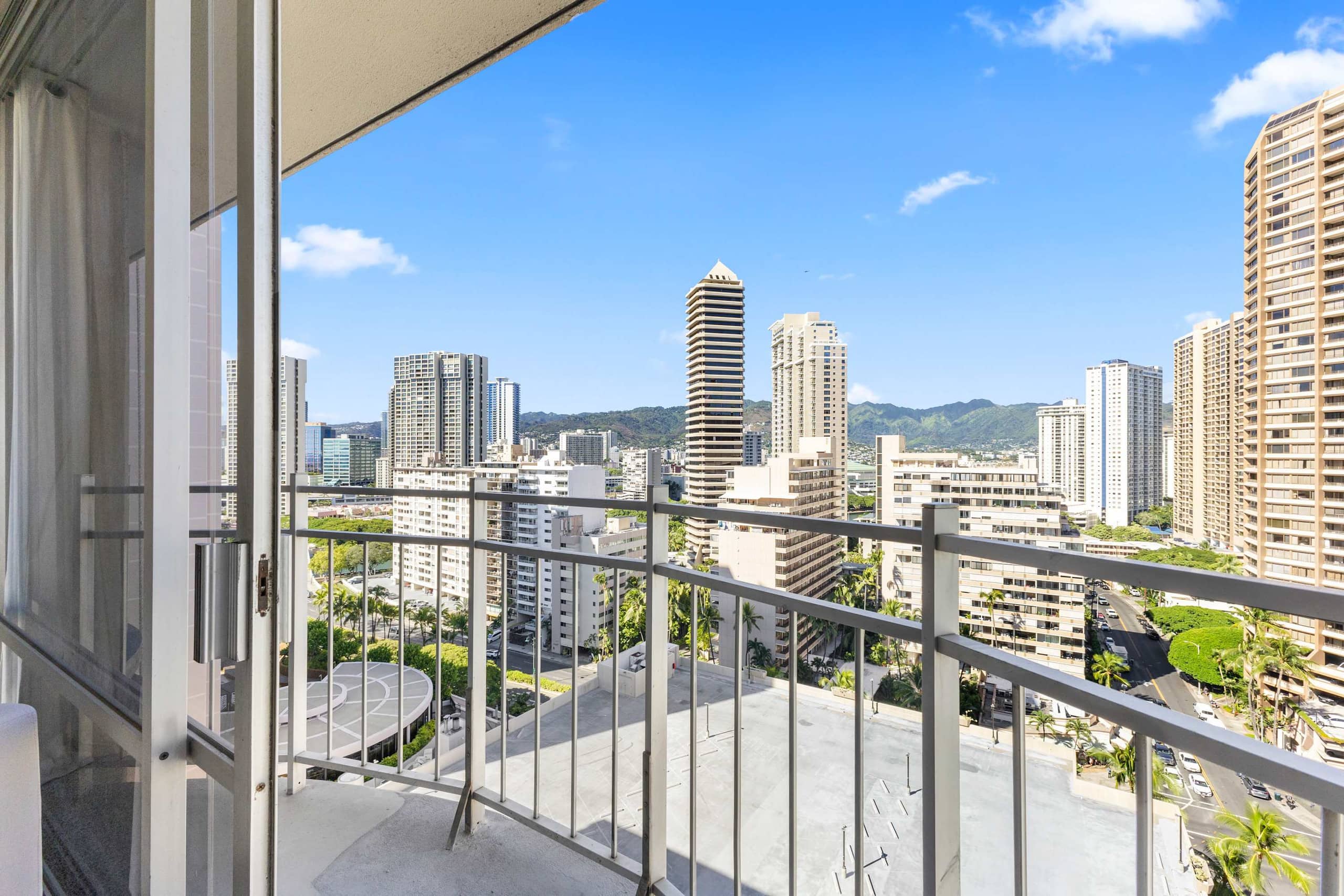 *TOP FLOOR* Waikīkī Studio steps from the ocean - Image 14