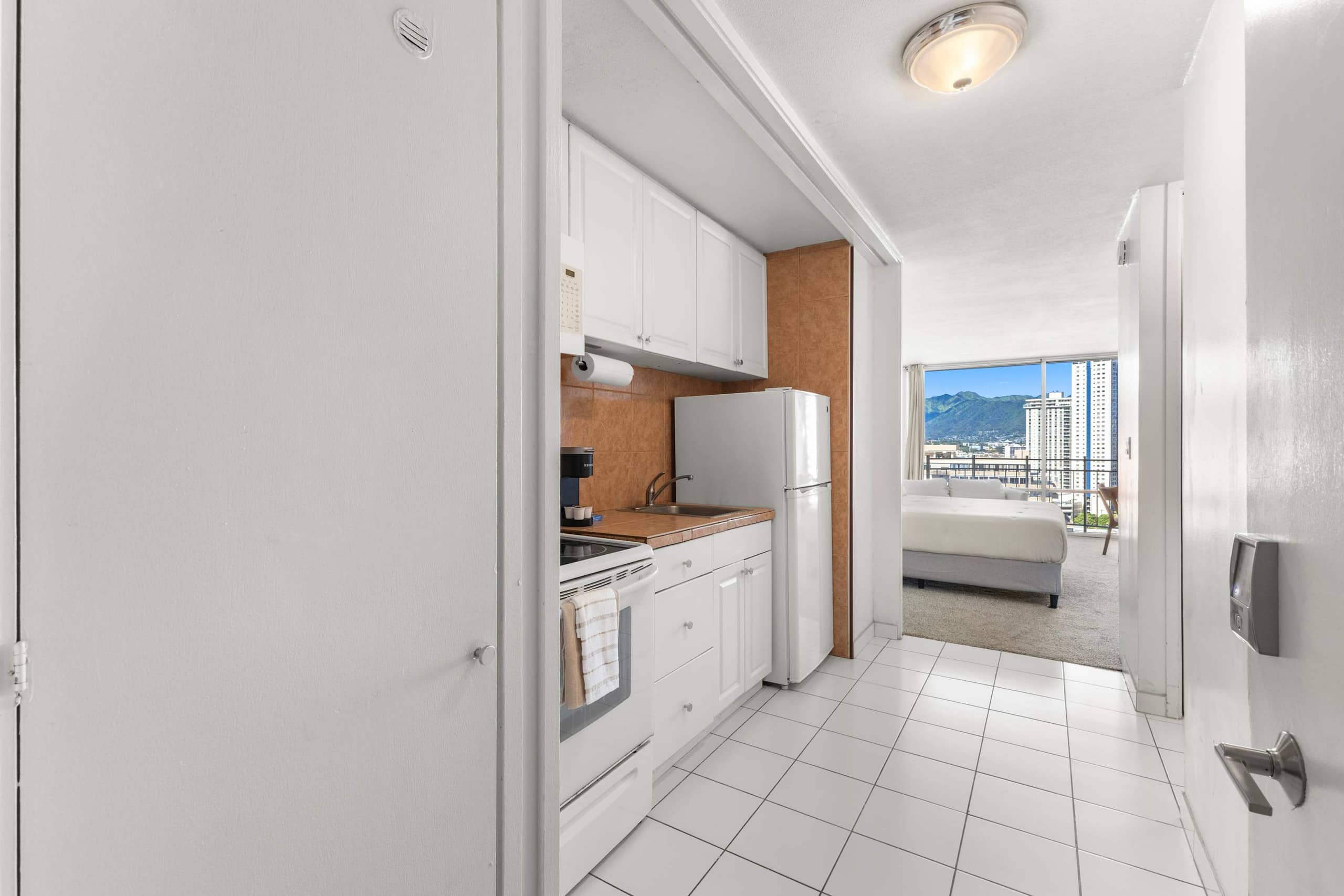 *TOP FLOOR* Waikīkī Studio steps from the ocean - Image 7