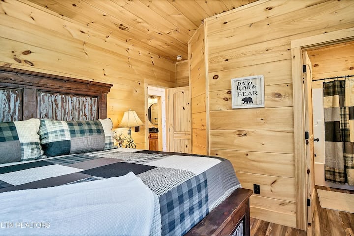 Spavaća soba 1 | Glavni kat – udoban apartman s velikim bračnim krevetom, toplim zidovima od drva i rustikalnim uzglavljem. Meka posteljina, noćne svjetiljke i izravan pristup kupaonici s WC-om. Tihi i udobni – idealni za rane ptice ili svakoga tko ne voli stepenice.