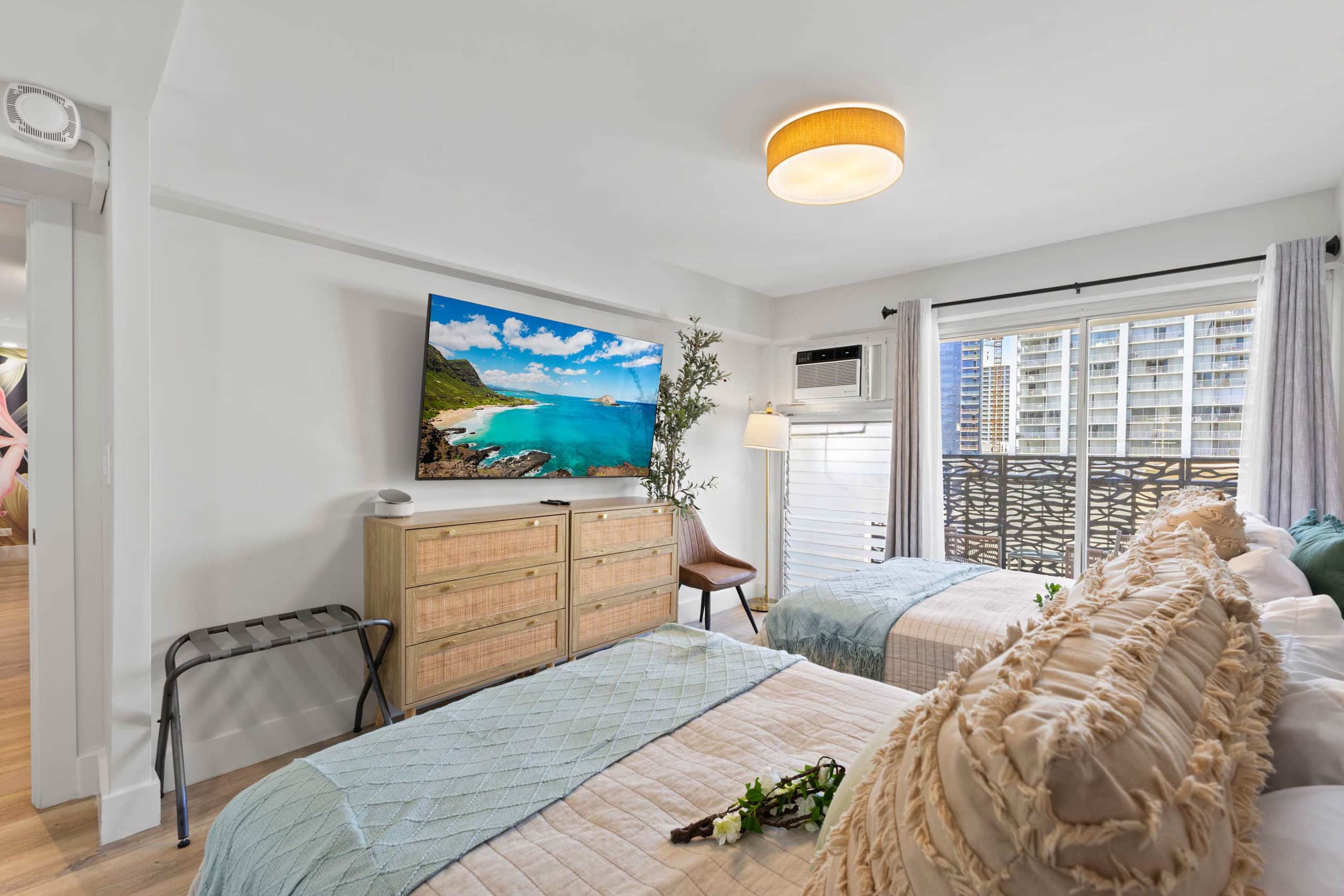[TOP PICK] Waikiki 2BR Condo | Near Beach & Dining - Image 35