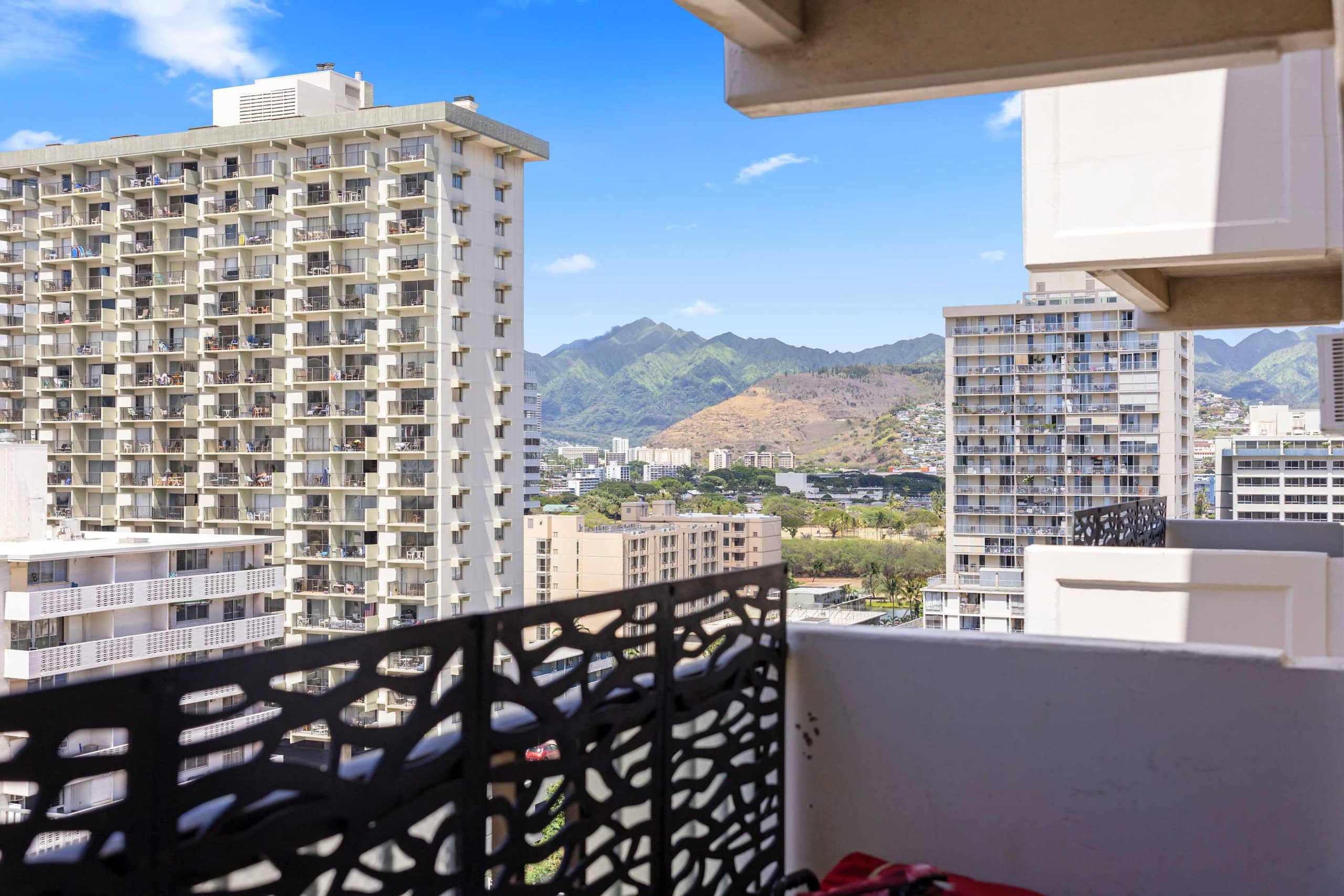 [TOP PICK] Waikiki 2BR Condo | Near Beach & Dining - Image 27