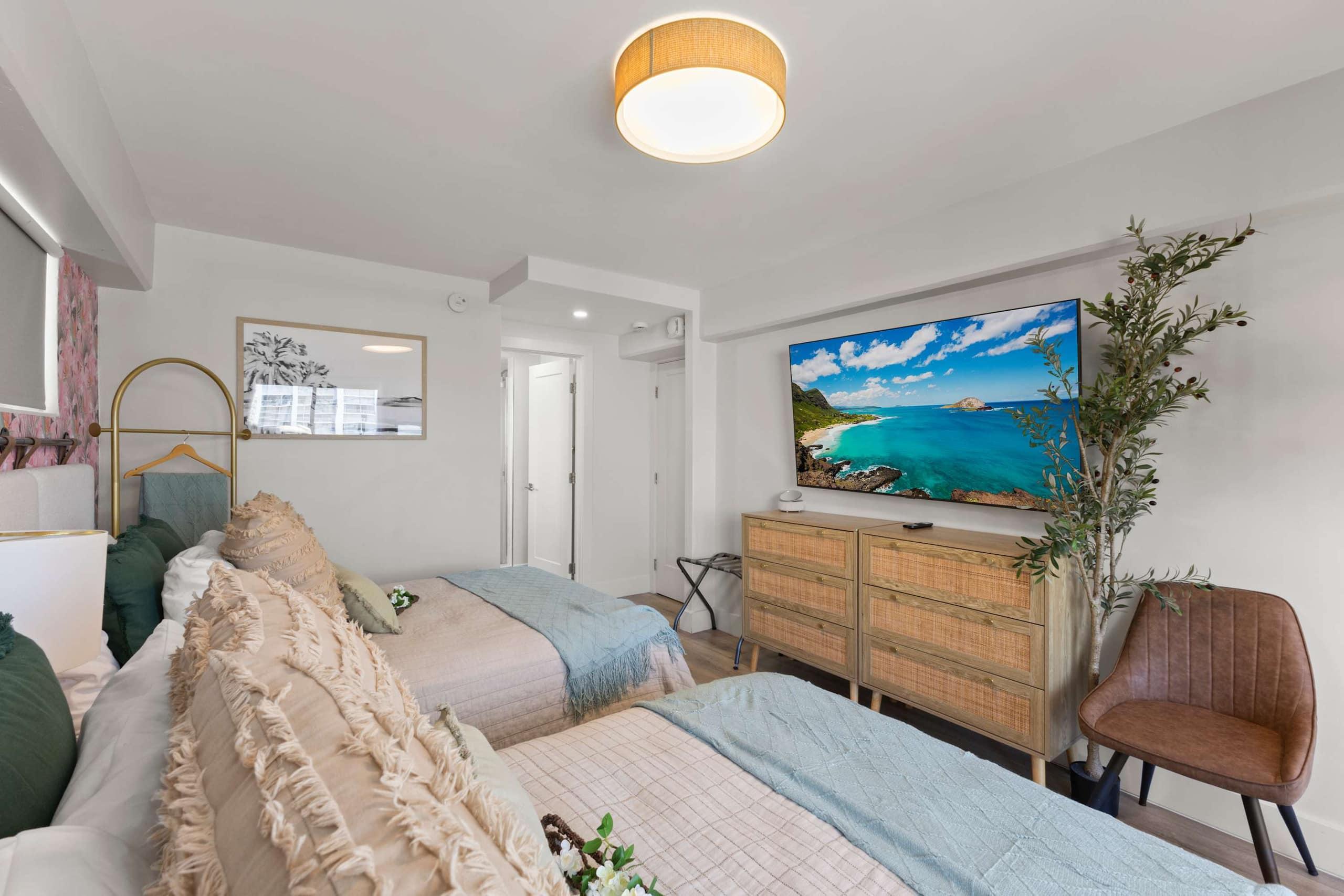[TOP PICK] Waikiki 2BR Condo | Near Beach & Dining - Image 2