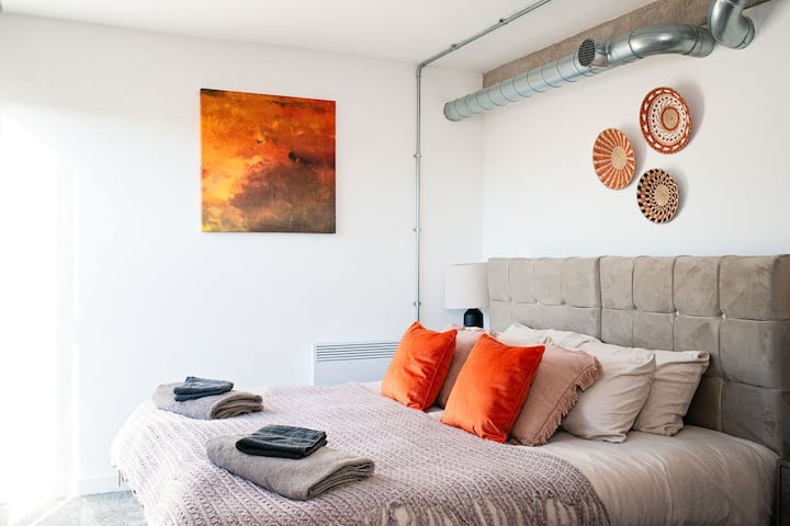 חדר השינה הגדול יותר שיכול להכיל מיטת סופר קינג זוגית, או 2 מיטות יחיד.