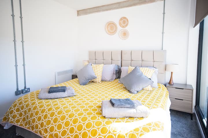 חדר השינה השני עם מיטת סופר קינג סייז.