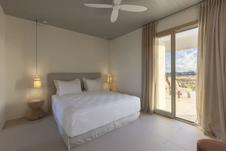 غرفة النوم المزدوجة الثالثة في الطابق الأرضي من الجناح الشمالي. (غرفة النوم 6)