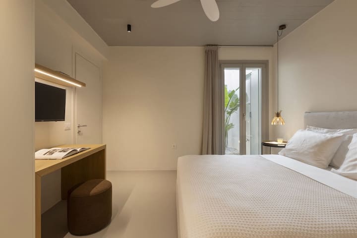 غرفة النوم المزدوجة الثانية في الطابق السفلي من الجناح الجنوبي. (غرفة النوم 3)