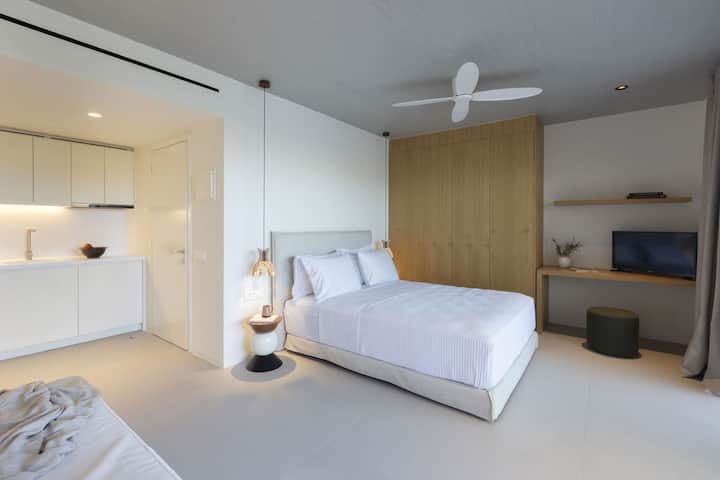 يحتوي الجناح الفسيح في الطابق السفلي من الجناح الشمالي على غرفة نوم مزدوجة. (غرفة النوم 7) 