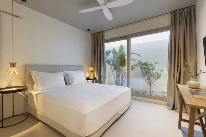 أول غرفتي نوم مزدوجتين في الطابق السفلي من الجناح الجنوبي. (غرفة النوم 2)