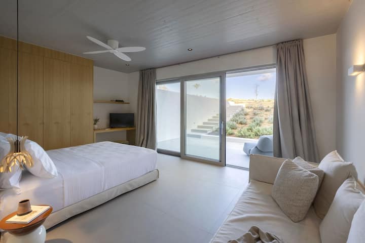 الغرفة نفسها من زاوية أخرى، مع تراس خاص بها.