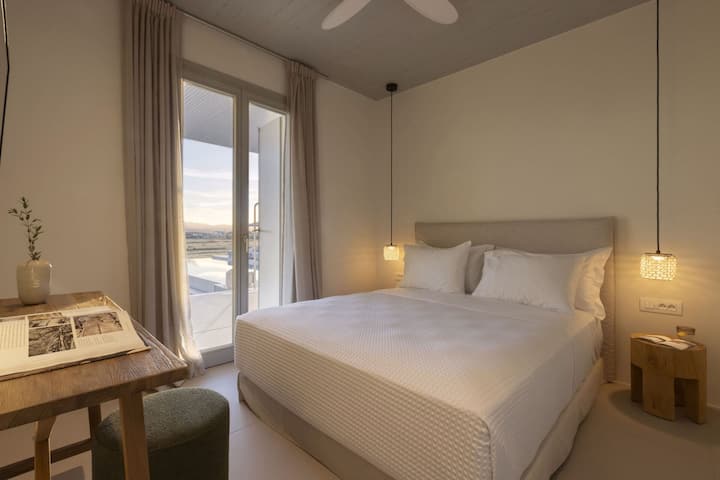 غرفة النوم المزدوجة الثانية في الطابق الأرضي من الجناح الشمالي. (غرفة النوم 5) 