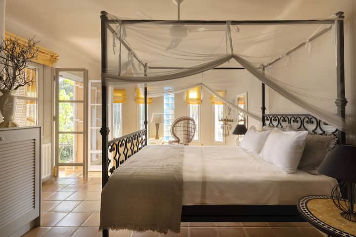 Dhomë gjumi e gjerë dhe e ndritshme me krevat dopio në shtëpinë kryesore. (Dhoma e gjumit 1)