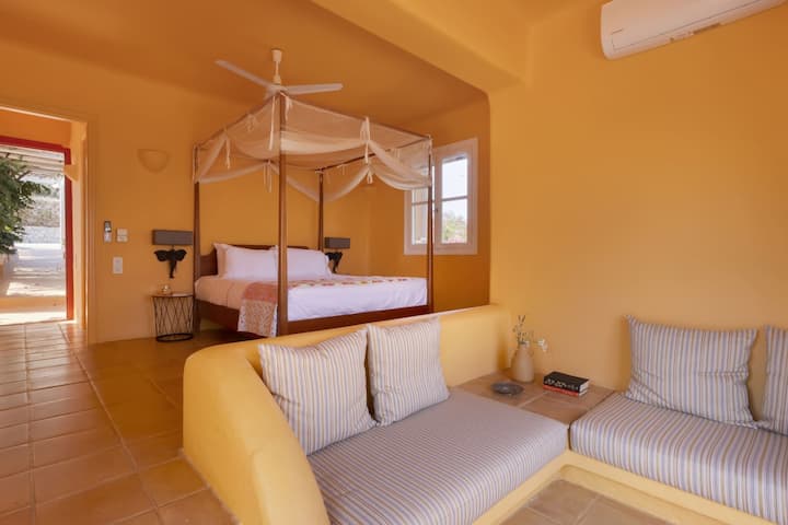 Dhoma e gjumit dyshe me përmasa të bollshme në shtëpinë e parë të miqve. (Dhoma e gjumit 2)