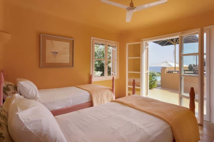 Dhoma e gjumit me dy krevate tekë në shtëpinë e parë të miqve. (Dhoma e gjumit 3)