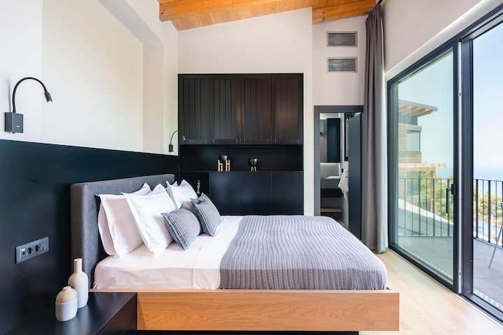 The double bedroom on the first floor of the east wing (bedroom 2).