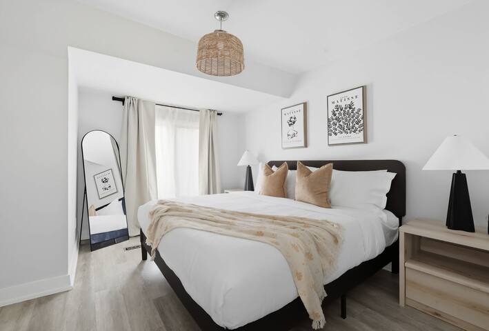 Family-Friendly| Modern 4-Bedroom Getaway in TO! gallery image 2