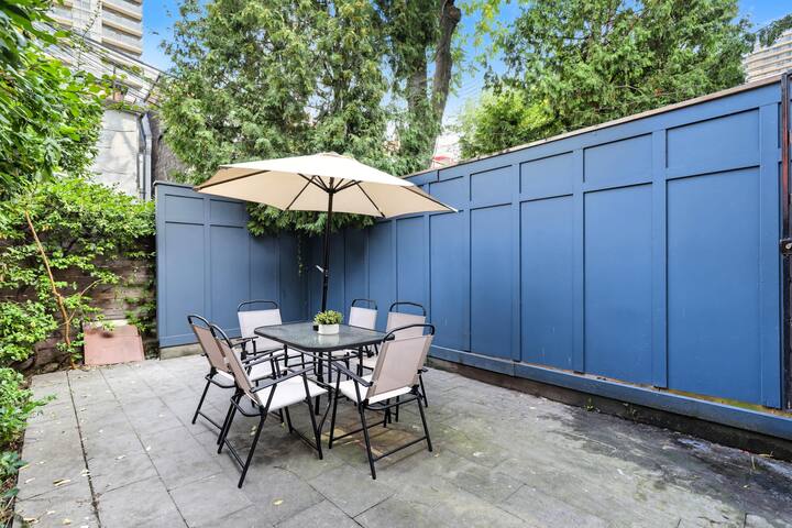 Family-Friendly| Modern 4-Bedroom Getaway in TO! gallery image 5