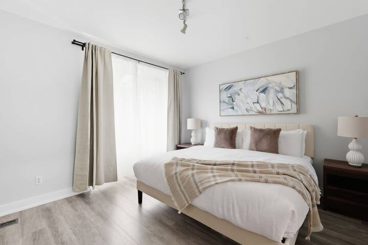 Family-Friendly| Modern 4-Bedroom Getaway in TO! gallery image 3