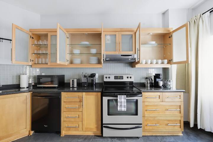 Family-Friendly| Modern 4-Bedroom Getaway in TO! gallery image 4