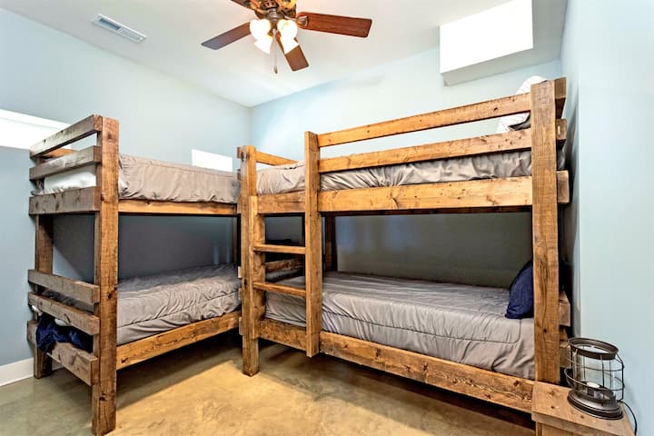 Dole sú 2 poschodové postele pozostávajúce zo 4 manželských lôžok XL.