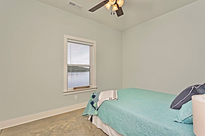 Spálňa s manželskou posteľou Queen na prí