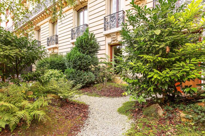 Par051 – Luxury apartment with garden Avenue Foch