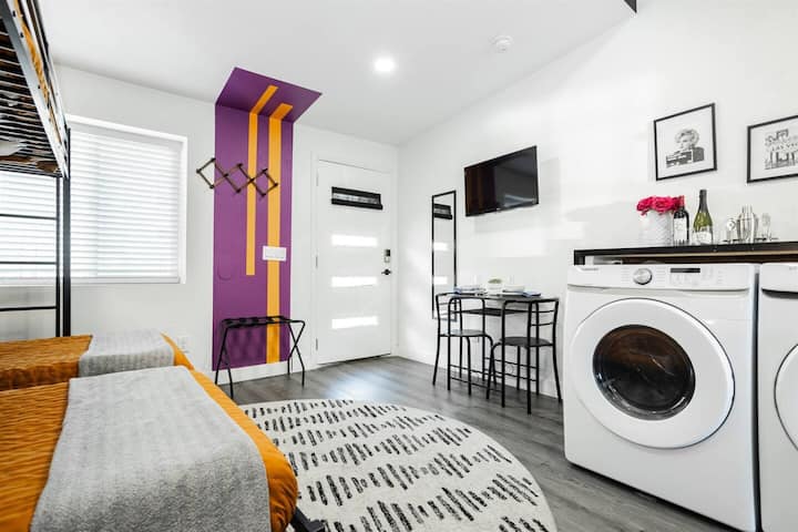 Luminoso y moderno con detalles vibrantes, perfecto para noches llenas de diversión y estadías inolvidables.