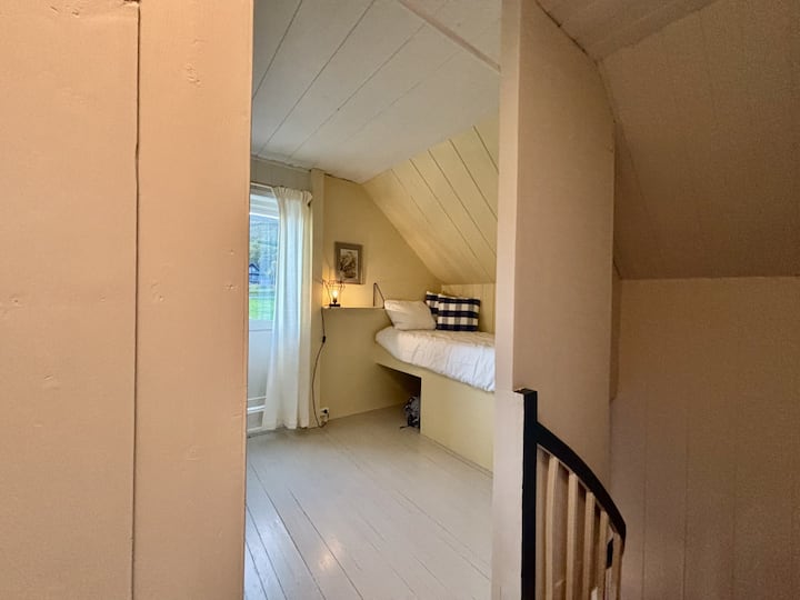 Единечен кревет (широк 190 см x 95 см)