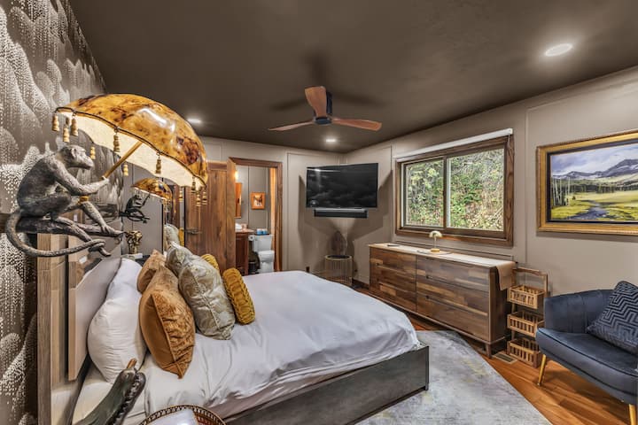 Dormitorio 1: cama tamaño king, planta principal, baño privado, TV grande, sistema de sonido Sonos