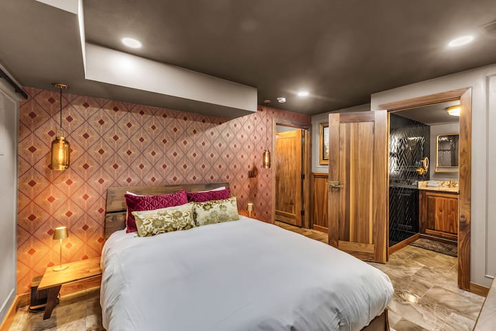 Dormitorio 3: cama tamaño king, planta baja, baño privado, zona de lavandería