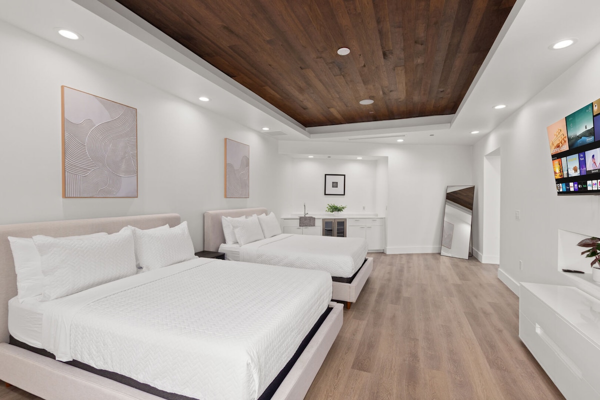 Šiame erdviame miegamajame yra dvi dvigulės lovos, darbo vieta ir kuruojamas dekoras, sukurtas įsimintinai grupinei viešnagei.