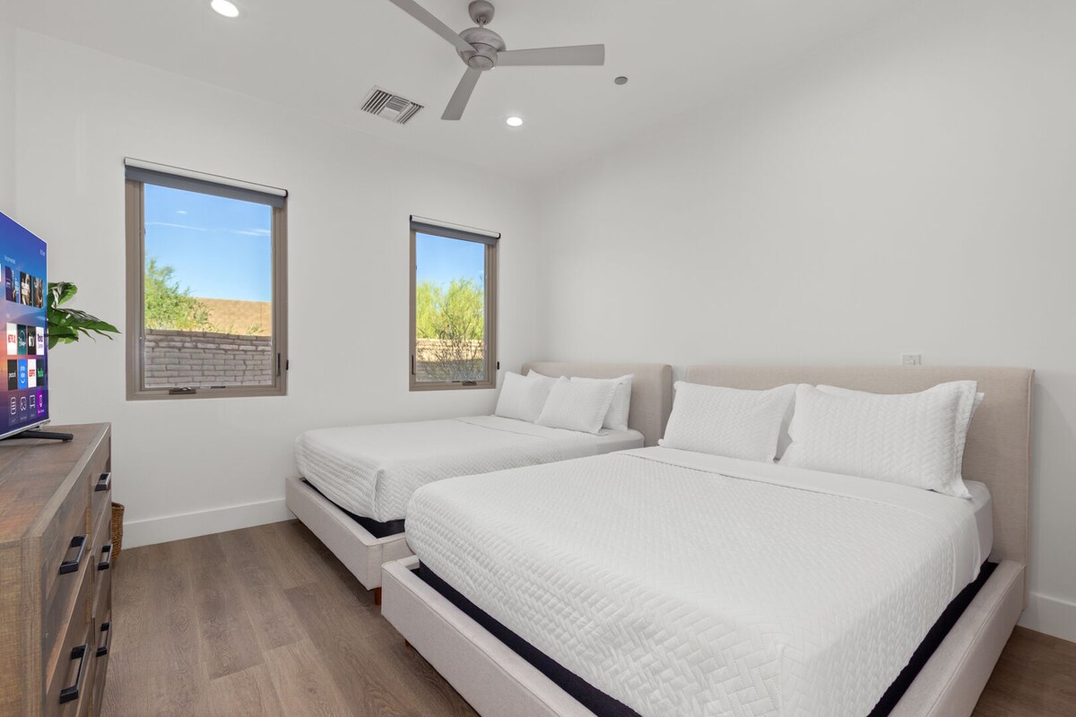 Šiame erdviame miegamajame su dviem pliušinėmis dvigulėmis lovomis laukia saldžios svajonės, puikiai tinkančios šeimoms ar grupėms.