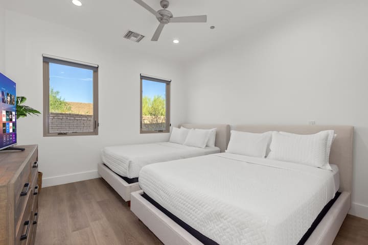 Những giấc mơ ngọt ngào đang chờ đón bạn trong phòng ngủ rộng rãi này với hai giường queen sang trọng, hoàn hảo cho các gia đình hoặc nhóm.