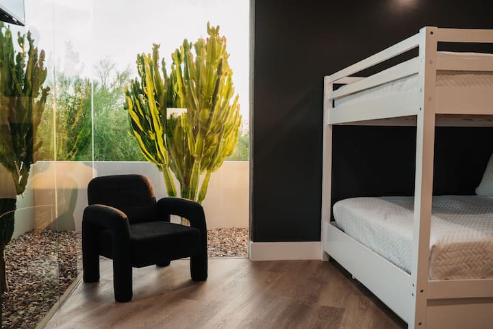 Một góc yên tĩnh được bao quanh bởi vẻ đẹp sa mạc - hoàn hảo để đọc sách, thư giãn hoặc tận hưởng khoảnh khắc yên bình.