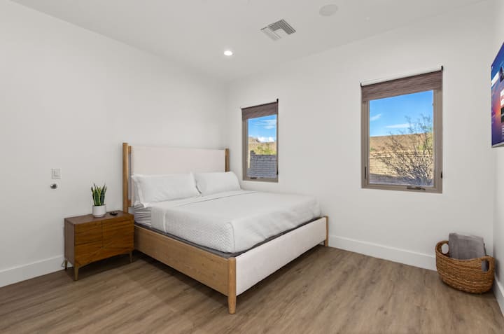 Phòng ngủ 2 có phòng tắm khép kín và TV thông minh