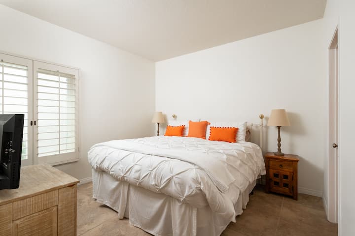 El dormitorio de invitados dos cuenta con una cómoda cama tamaño king y un baño privado.