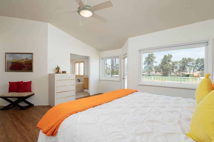 Amplio dormitorio principal con abundante luz natural y vistas panorámicas al campo de golf.