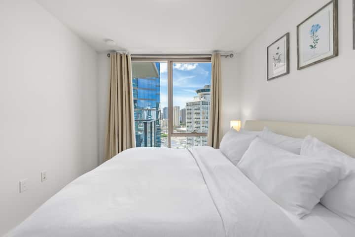 בחדר השינה יש מיטת קינג.