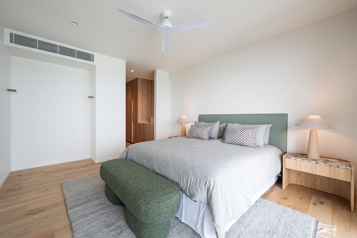 ห้องนอนใหญ่กว้างขวาง