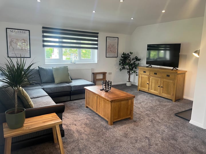 2 Bed Near Gatwick Long Stay Discount Free Parking - London Gatwick Airport (LGW)