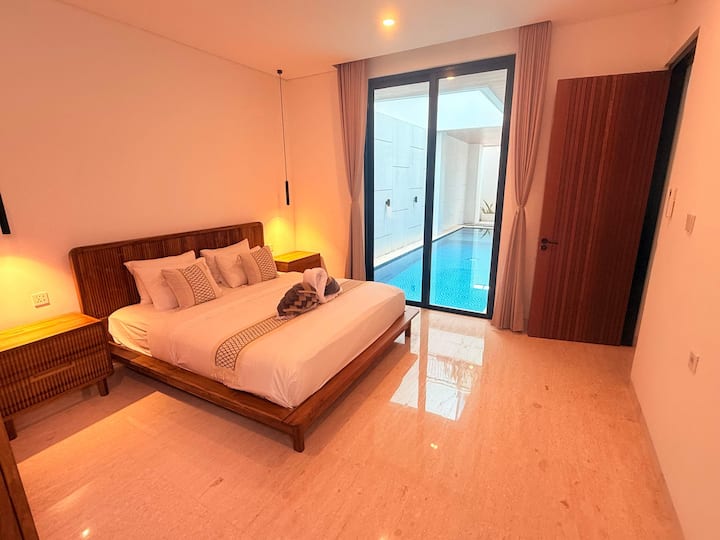 Chumba cha kulala cha ghorofa ya chini chenye ufikiaji wa bwawa