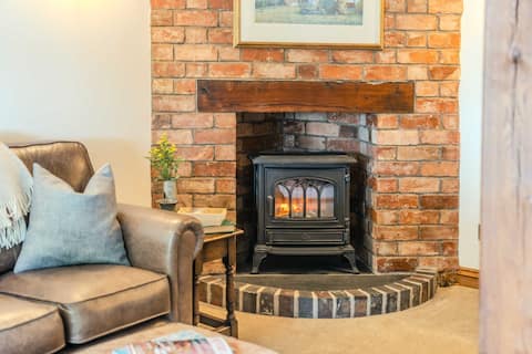 Top Airbnb: Poplar Cottage | Sleeps 3 | Near Broadway in Tewkesbury