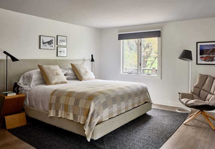 Tälta Lodge | Deluxe Riverside King With Patio - Stowe, VT