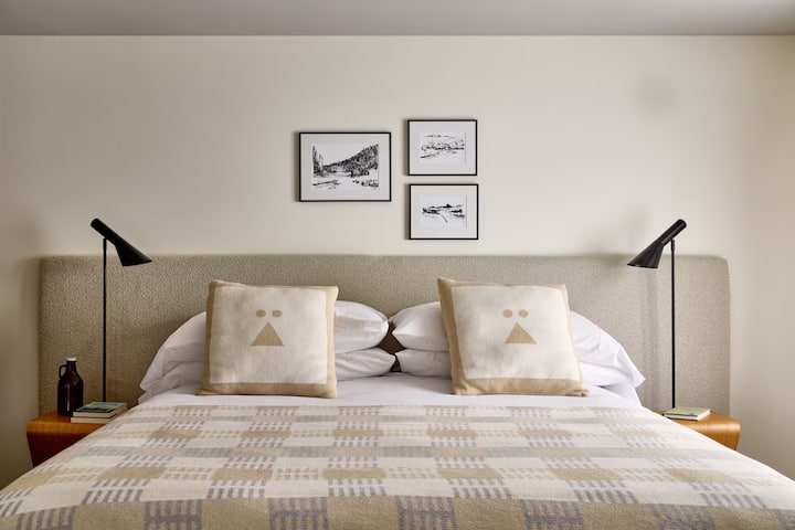 King Jr. Suite W/ Outdoor Fire Pits | Tälta Lodge - Stowe, VT