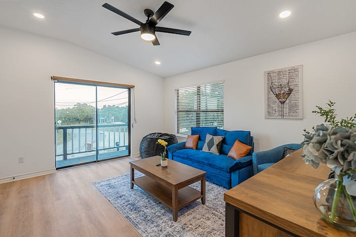 Გასაშლელი დივნისა და ტბის ხედები