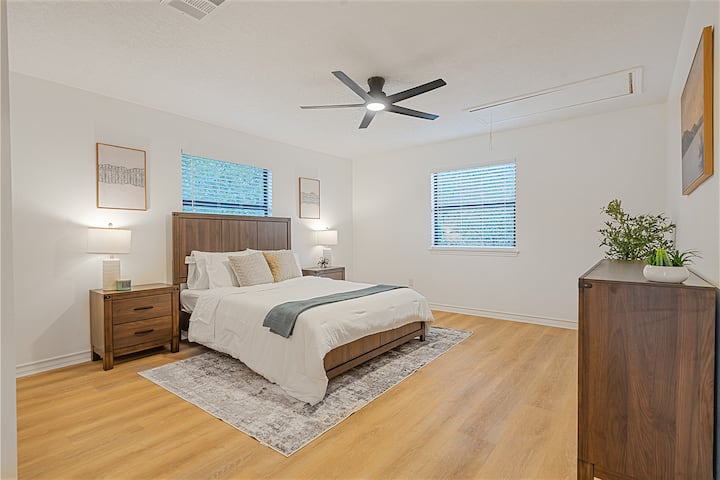 ზემო სართულზე მდებარე საძინებელი ტუმრებისთვის ტუმბოებით