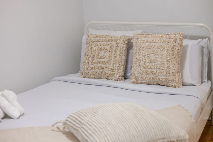 Chambre n °2 : des tons doux et une literie confortable créent le sanctuaire de sommeil parfait.