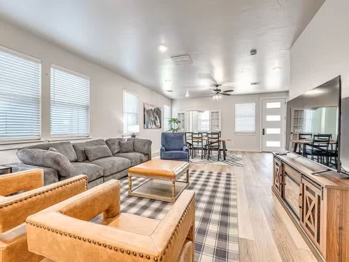Stylish Townhome Near Plaza District & Milam Park - Bethany, OK