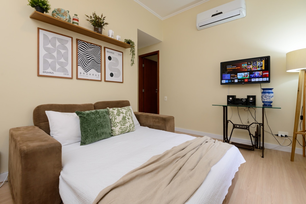 Ისარგებლეთ სმარტ-ტელევიზორით სტრიმინგზე წვდომით, კონდიციონერითა და მყუდრო გასაშლელი დივნით.